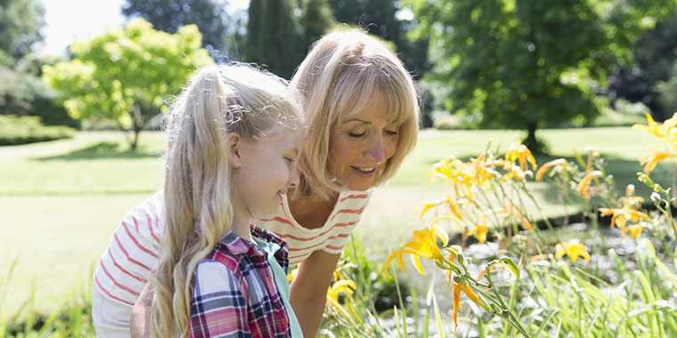 kvinna och barn som tittar på blommor